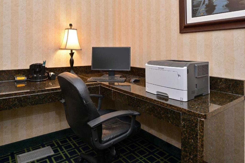 Quality Inn & Suites Jefferson City Exterior photo
