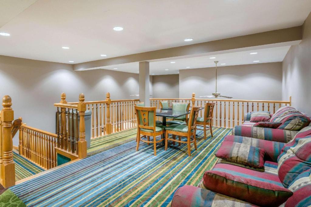 Quality Inn & Suites Jefferson City Exterior photo
