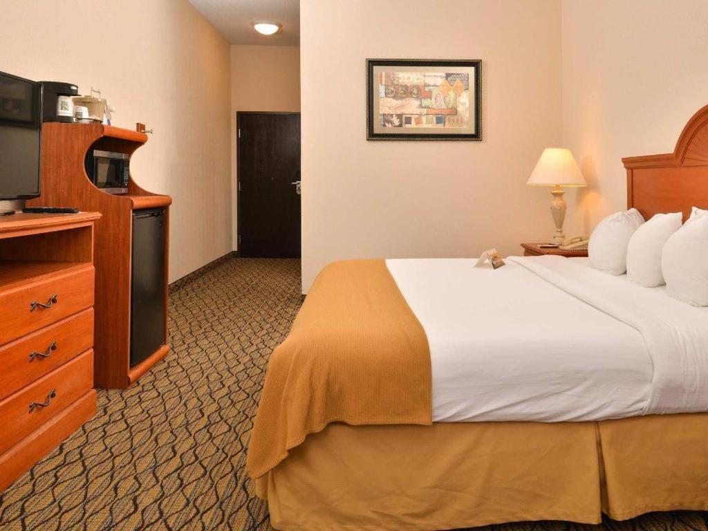 Quality Inn & Suites Jefferson City Exterior photo