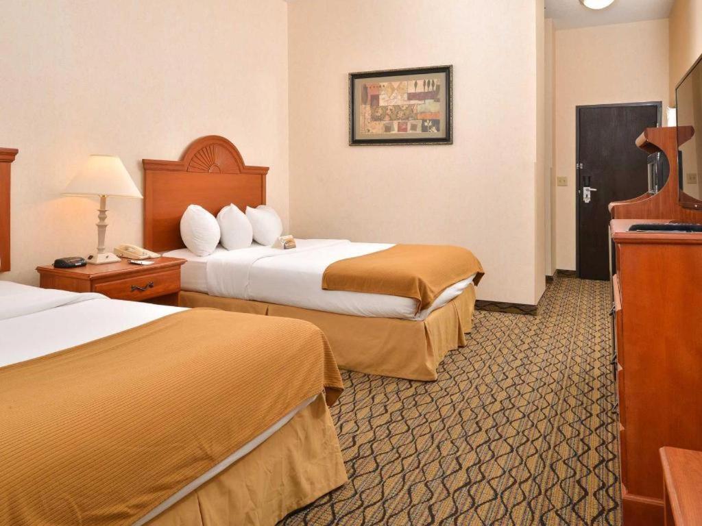 Quality Inn & Suites Jefferson City Exterior photo