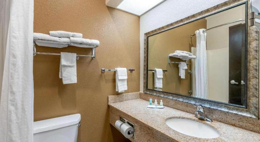 Quality Inn & Suites Jefferson City Exterior photo